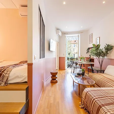 New! Remodeled In The Heart Of Nice, 3 Min, 2br, Ac, Elevator, Amazing Little Terrace, Location! Ницца