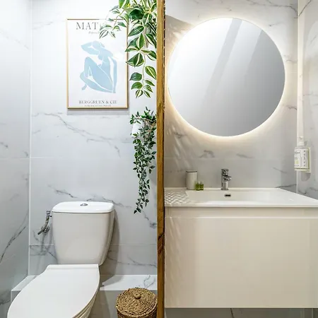 New! Remodeled In The Heart Of Nice, 3 Min, 2br, Ac, Elevator, Amazing Little Terrace, Location! Апартаменты *