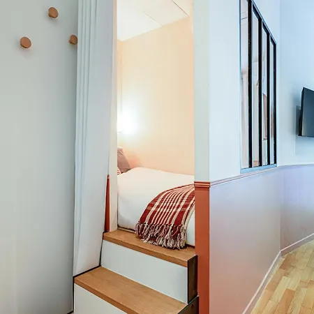 New! Remodeled In The Heart Of Nice, 3 Min, 2br, Ac, Elevator, Amazing Little Terrace, Location! * Ницца