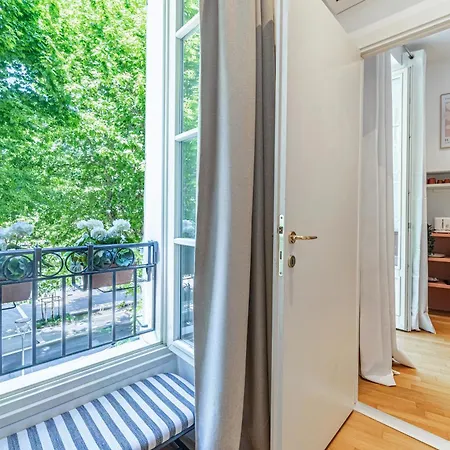 Апартаменты New! Remodeled In The Heart Of Nice, 3 Min, 2br, Ac, Elevator, Amazing Little Terrace, Location!