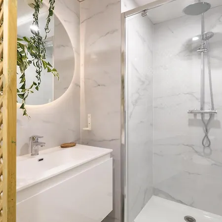 New! Remodeled In The Heart Of Nice, 3 Min, 2br, Ac, Elevator, Amazing Little Terrace, Location! Apartmán