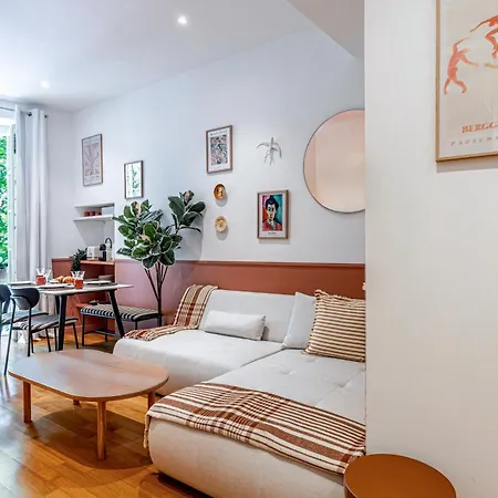 Apartmán New! Remodeled In The Heart Of Nice, 3 Min, 2br, Ac, Elevator, Amazing Little Terrace, Location! *