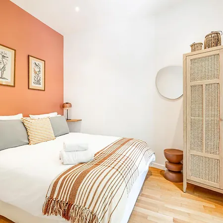 New! Remodeled In The Heart Of Nice, 3 Min, 2br, Ac, Elevator, Amazing Little Terrace, Location! Apartmán *